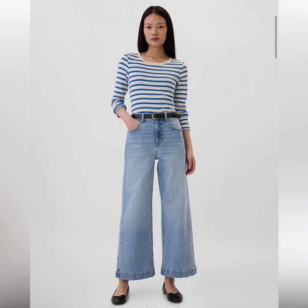 Gap medium wash hi-rise wide leg crop jeans size 8/29R